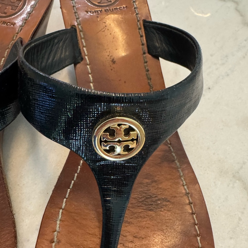 Tory Burch Black Leather Thong Sandals with Gold Logo - Picture 8 of 9